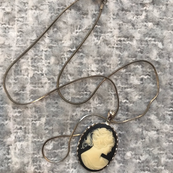 Women’s Cameo Necklace - Picture 2 of 4